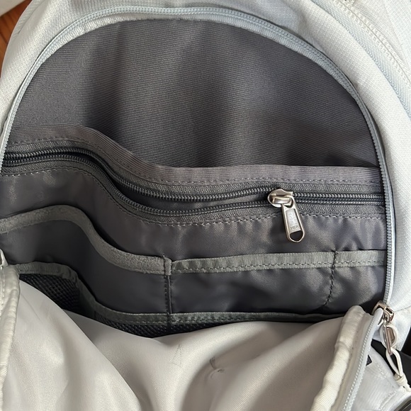 Gray North Face Backpack ᰔ🩶ᰔ - Picture 4 of 5